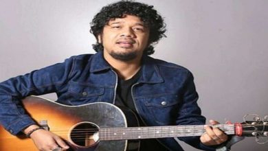 bollywood-actress-lashes-singer-papon-kissing-minor-girl