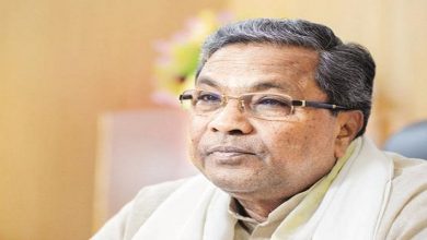 karnataka-cm-siddaramiah-in-trouble-after-giving-money-to-supporters