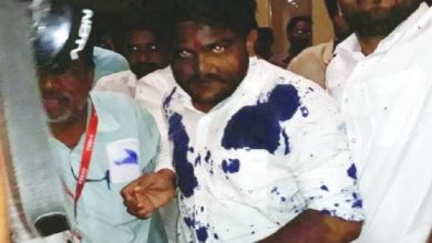 man-throws-ink-on-patidar-leader-hardik-patel-in-ujjain