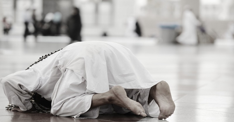 Muslim-prostrate-during-prayer