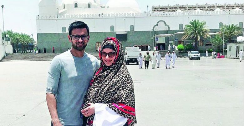 Shoib-MalikAnd-Sania-Mirza-Performing-Umraah
