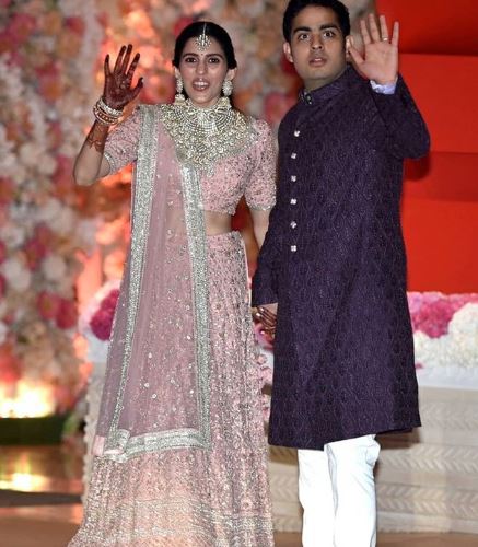 Akash Ambani's rude Behaviour to Mom Nita Ambani Caught on Cam: Video Akash Ambani's rude Behaviour to Mom Nita Ambani Caught on Cam: Video