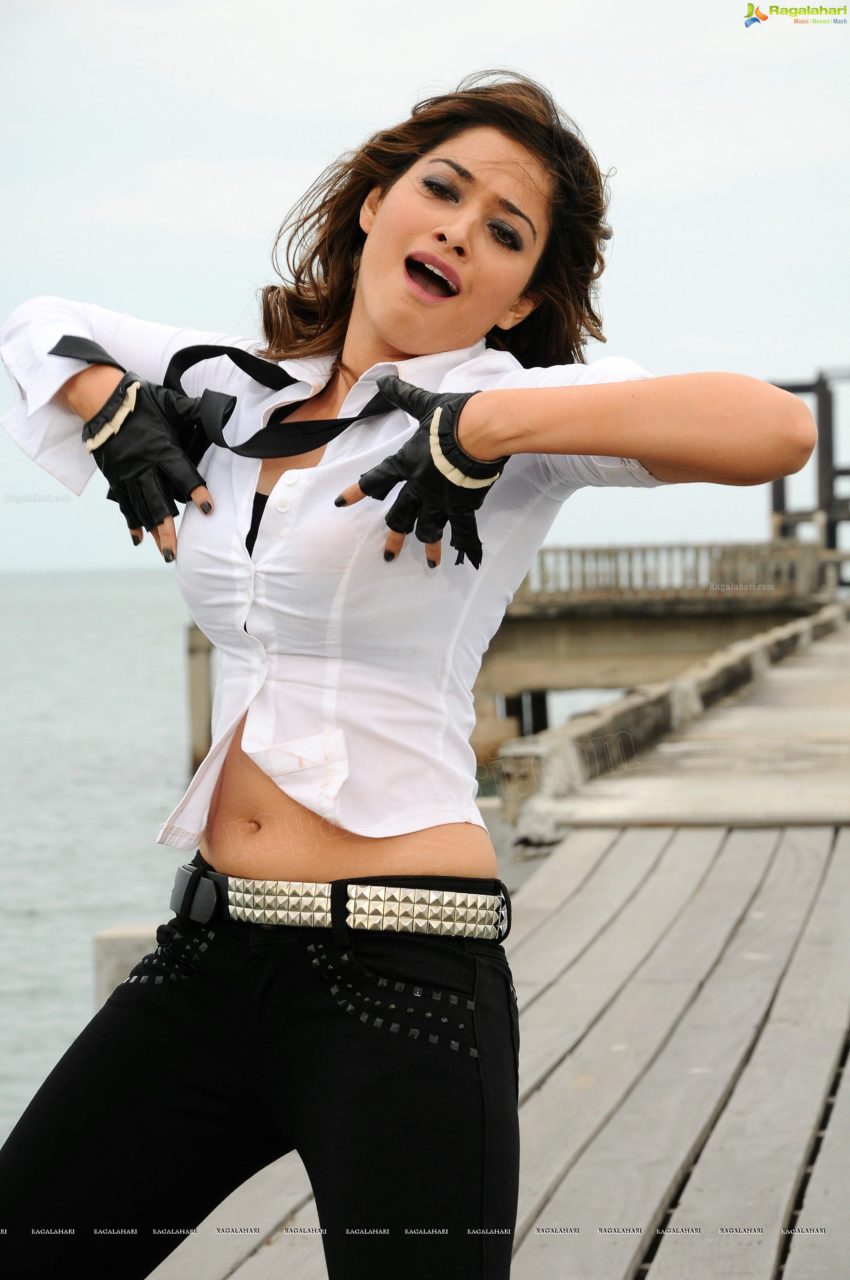 tamanna-rebel-white-shirt217.jpg