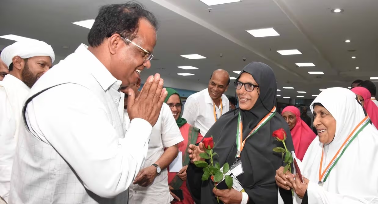 Kerala's first women-only Hajj flight take off from Karipur International  Airport | DH Latest News, DH NEWS, Latest News, Kerala, India, NEWS , Air  India Express flight, Calicut International Airport, Karipur International